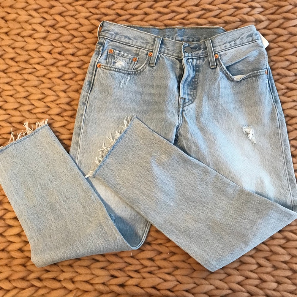 Light wash Levi cropped jeans